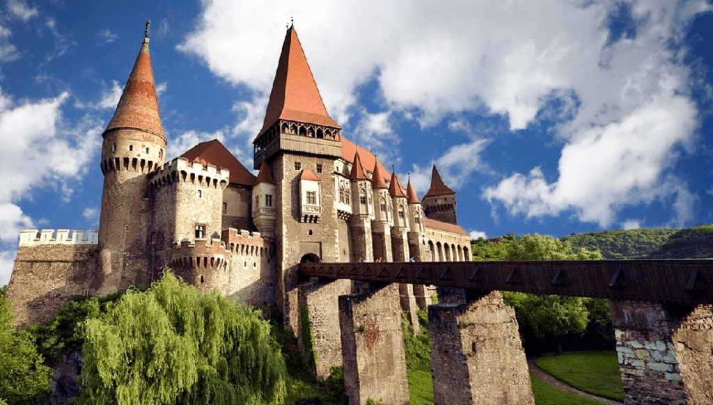 tour-in-transylvania-corvinesti castle